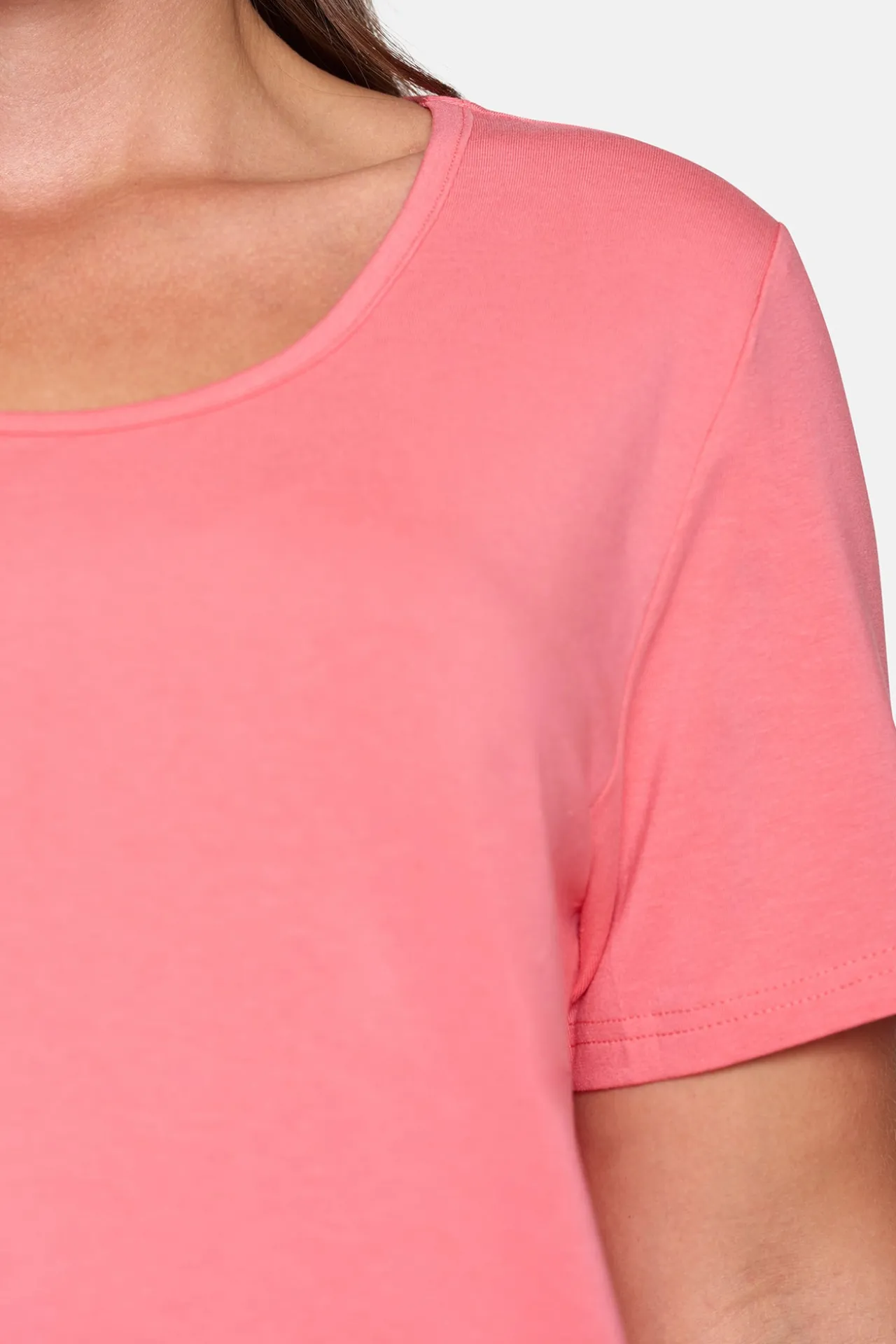 basis_tshirt_i_afacon_med_1-10.webp Basis T-shirt I A-facon Med Korte ærmer - Sunkist Coral