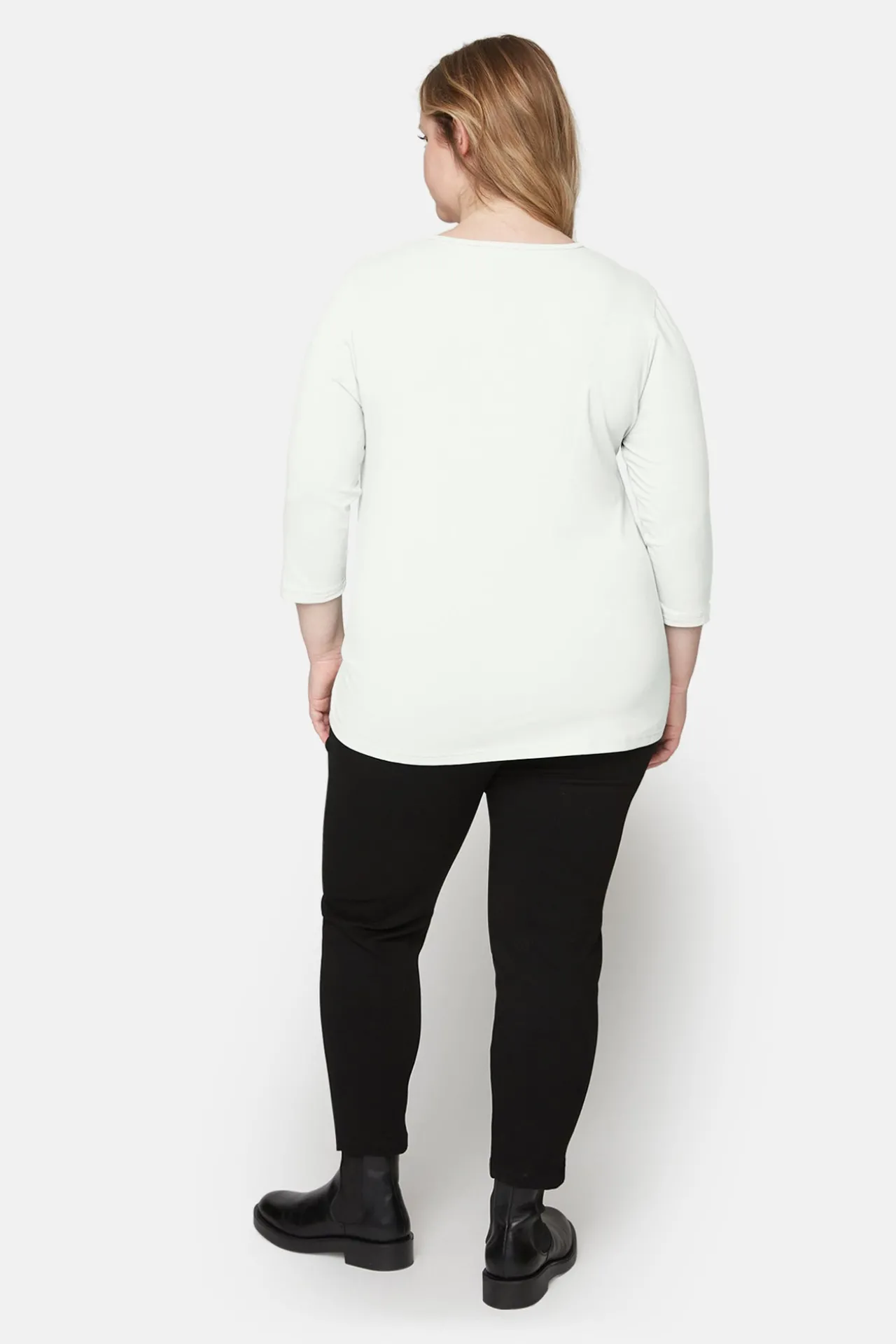 basis_tshirt_i_afacon_med_2-4.webp Basis T-shirt I A-facon Med 3/4 ærmer - Hvid