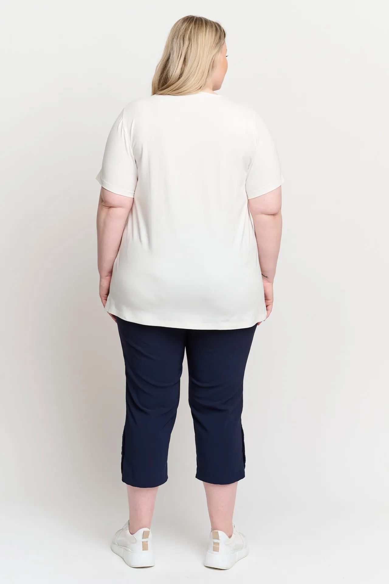 basis_tshirt_i_afacon_med_2.webp Basis T-shirt I A-facon Med Korte ærmer - Off White
