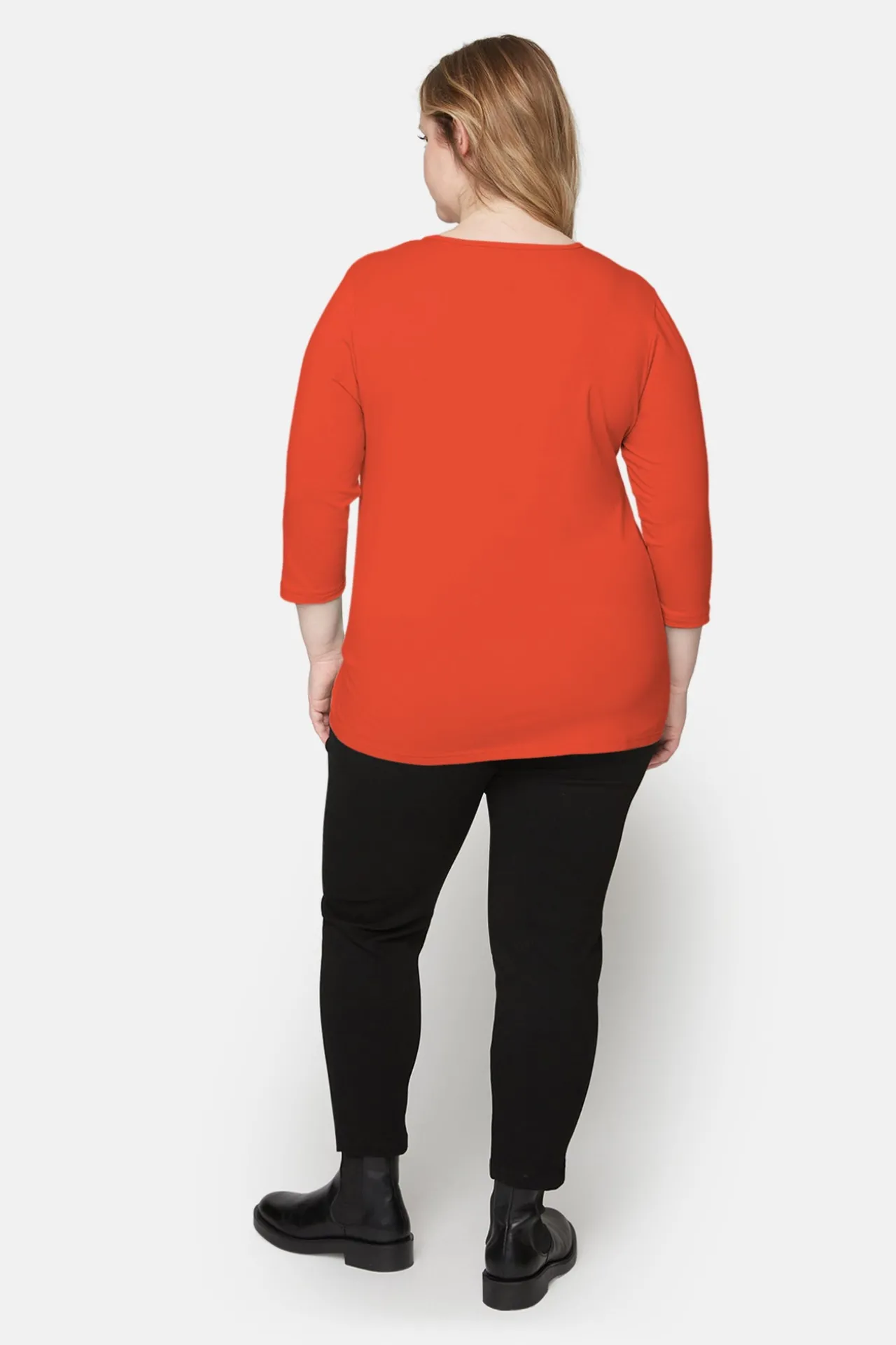basis_tshirt_i_afacon_med_3-3.webp Basis T-shirt I A-facon Med 3/4 ærmer - Rød