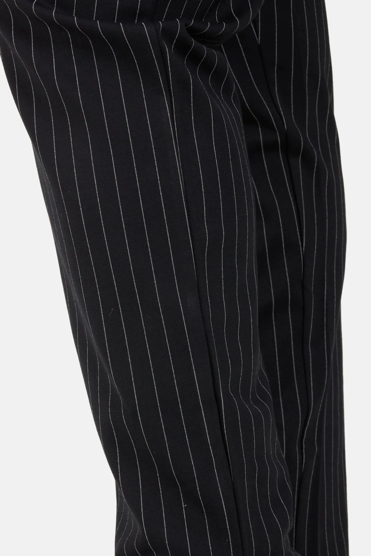 bukser__sort_pinstripe_1.webp Bukser - Sort Pinstripe