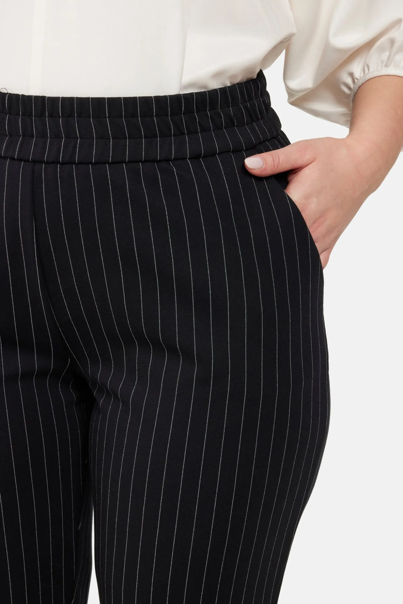 bukser__sort_pinstripe_2.webp Bukser - Sort Pinstripe
