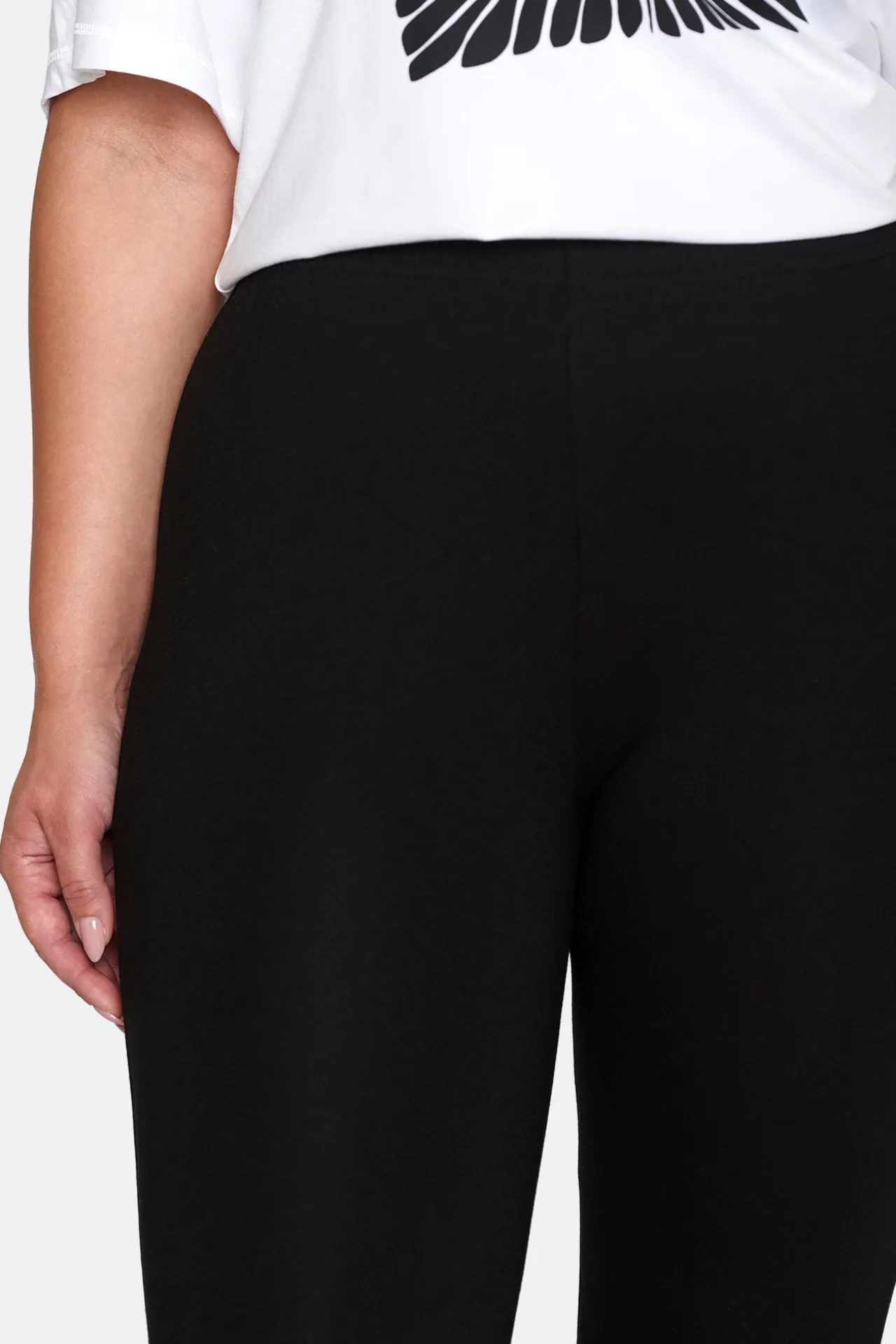 capri_leggings__black_2.webp Capri Leggings - Black