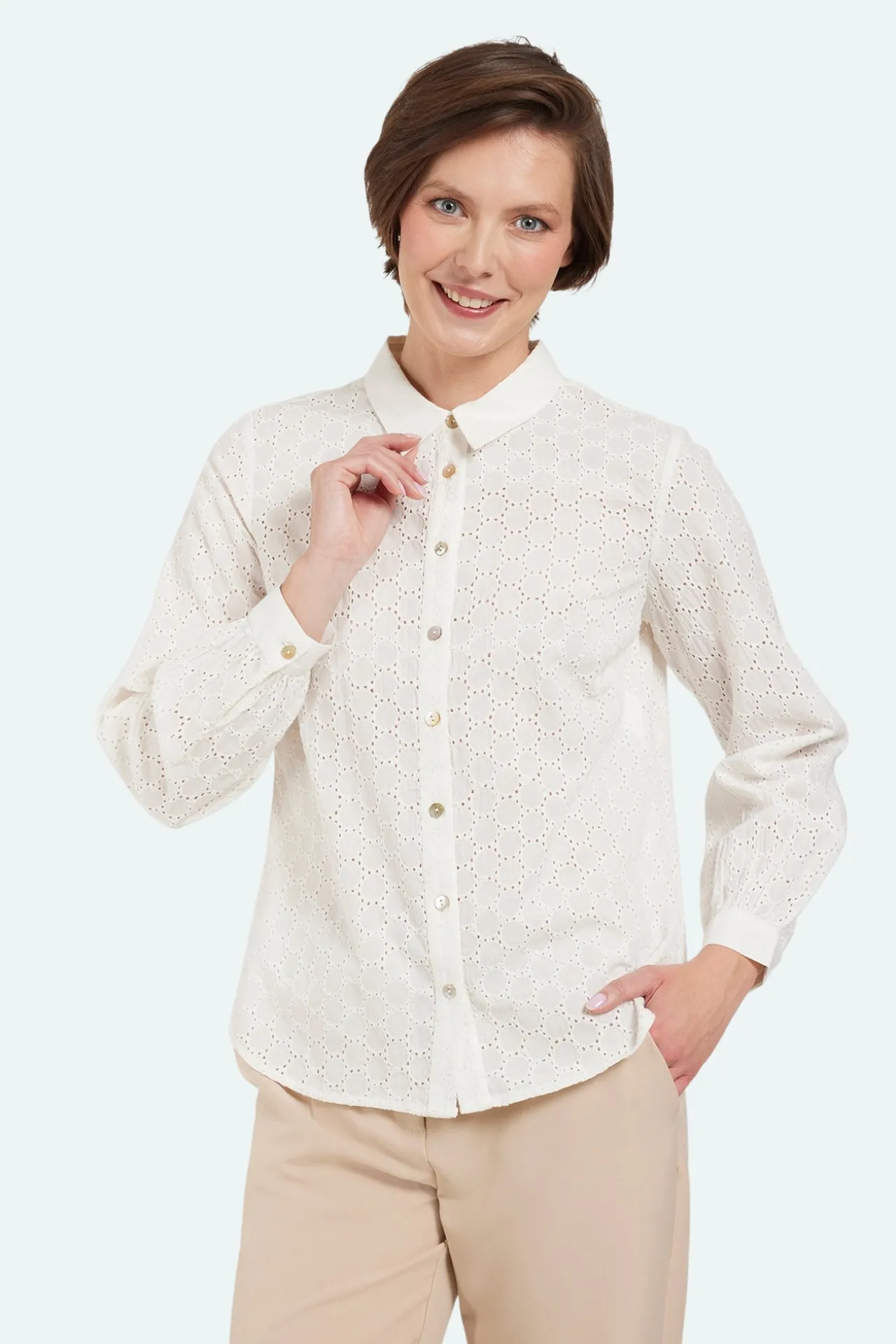 skjorte__rhvid___med_brod_0.webp Skjorte - Råhvid - Med broderie anglaise