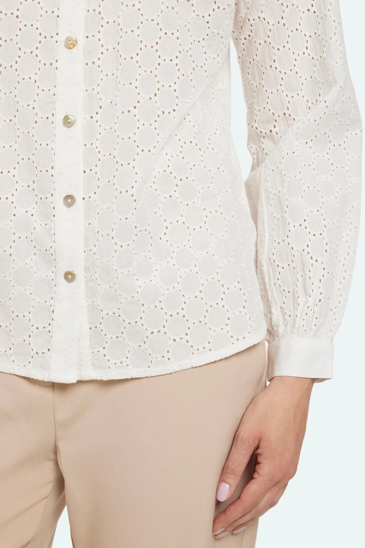 skjorte__rhvid___med_brod_1.webp Skjorte - Råhvid - Med broderie anglaise