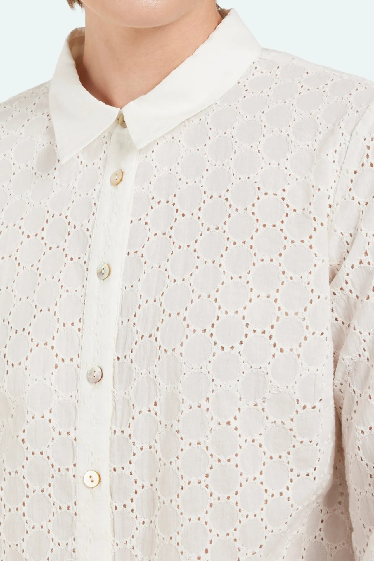 skjorte__rhvid___med_brod_2.webp Skjorte - Råhvid - Med broderie anglaise