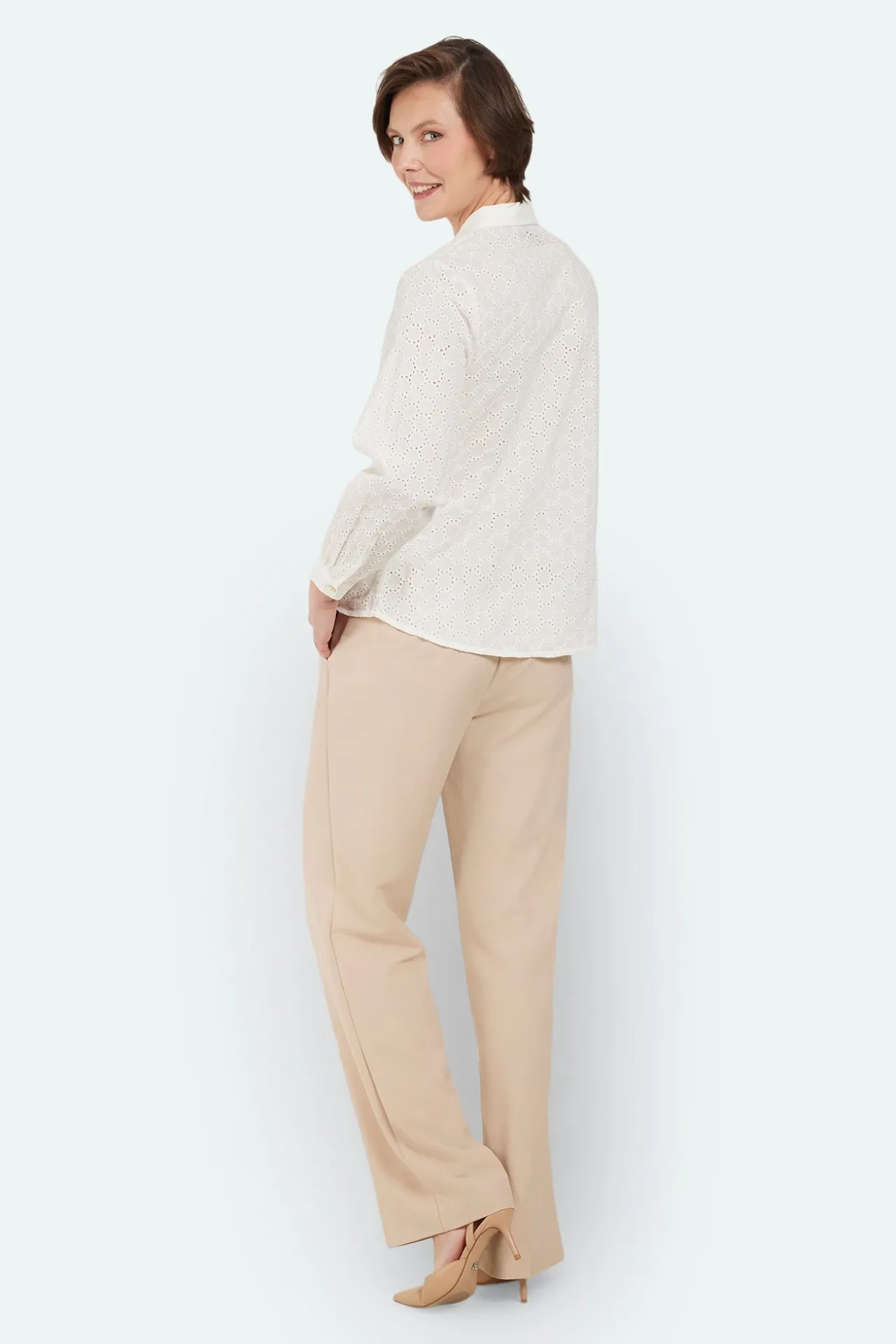 skjorte__rhvid___med_brod_3.webp Skjorte - Råhvid - Med broderie anglaise