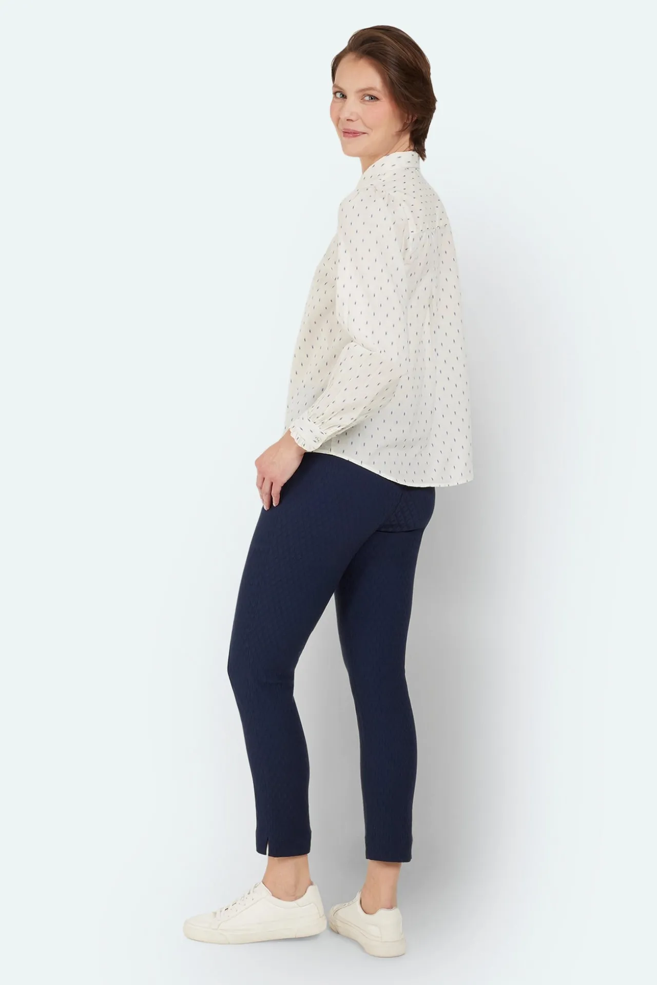 skjorte__rhvid__feminine__2.webp Skjorte - Råhvid - Feminine flæser
