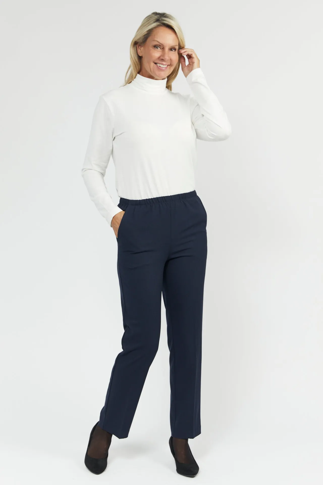 sofie_bukser_med_elastikb_0-1.webp Sofie Bukser Med Elastikbånd I Taljen - Navy - Slim fit