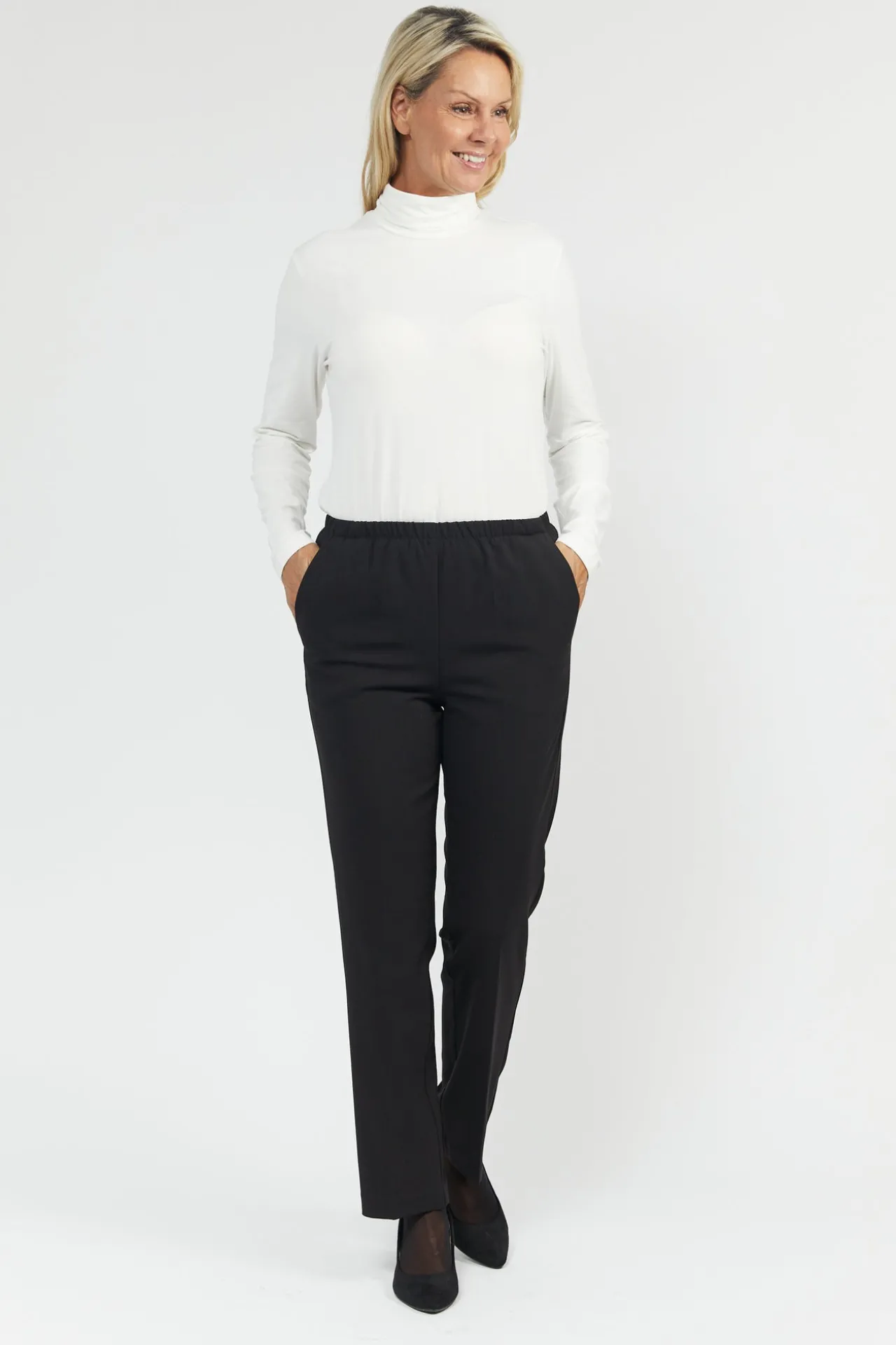 sofie_bukser_med_elastikb_2.webp Sofie Bukser Med Elastikbånd I Taljen - Slim fit - Sort