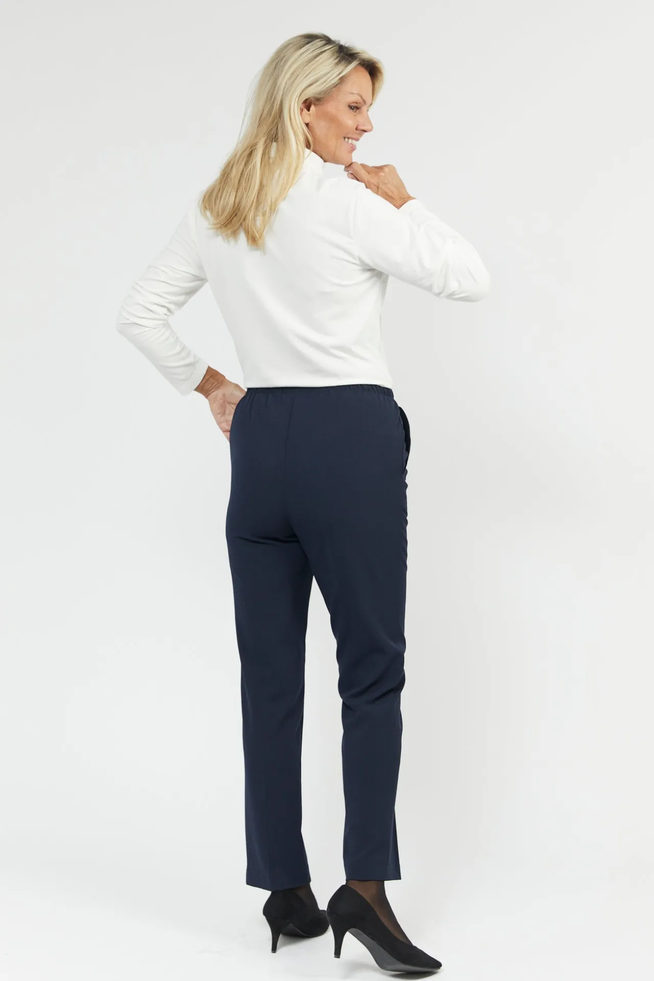 sofie_bukser_med_elastikb_3-1.webp Sofie Bukser Med Elastikbånd I Taljen - Navy - Slim fit