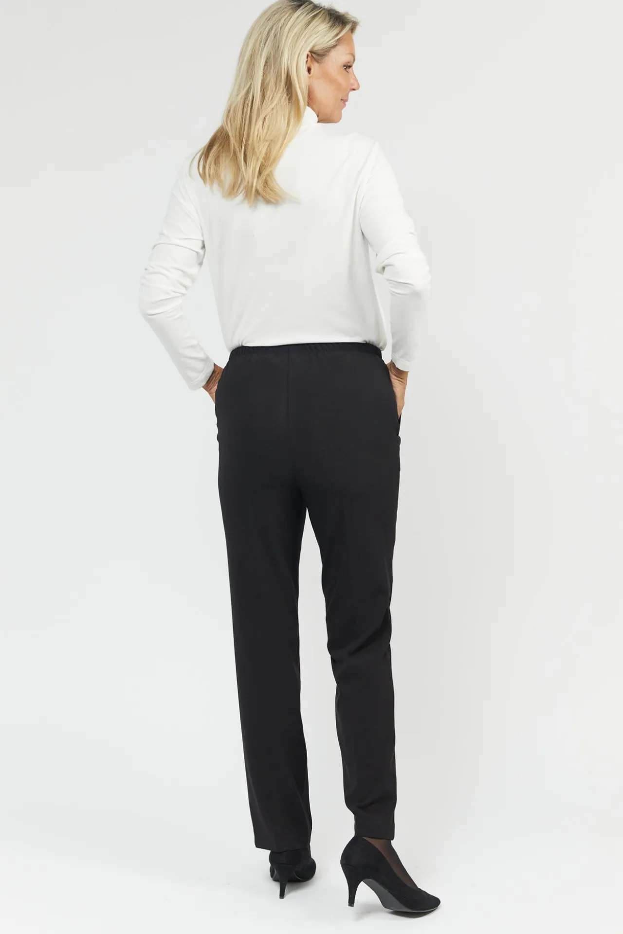 sofie_bukser_med_elastikb_3.webp Sofie Bukser Med Elastikbånd I Taljen - Slim fit - Sort