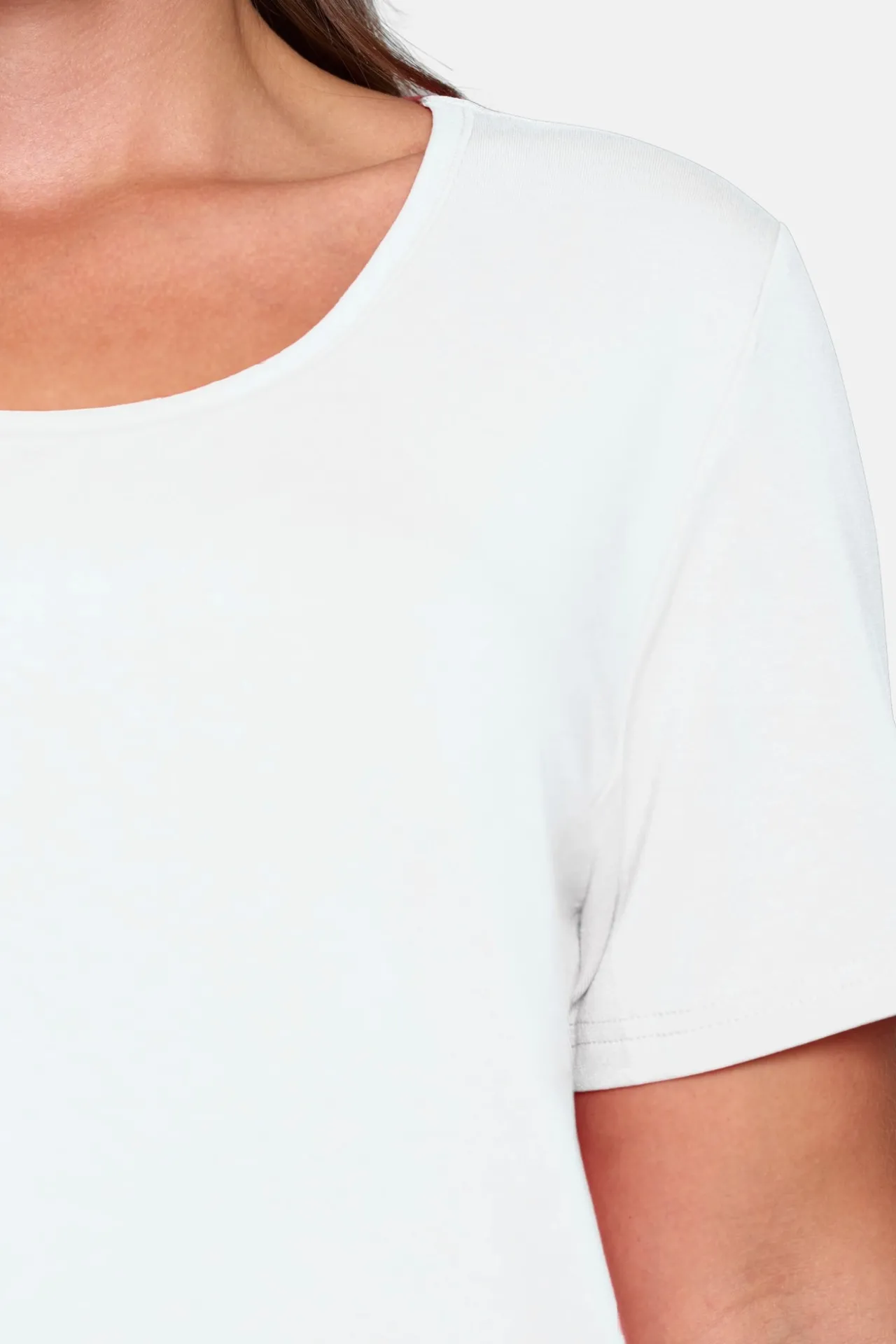 basis_tshirt_i_afacon_med_1-6.webp Basis T-shirt I A-facon Med Korte ærmer - Hvid
