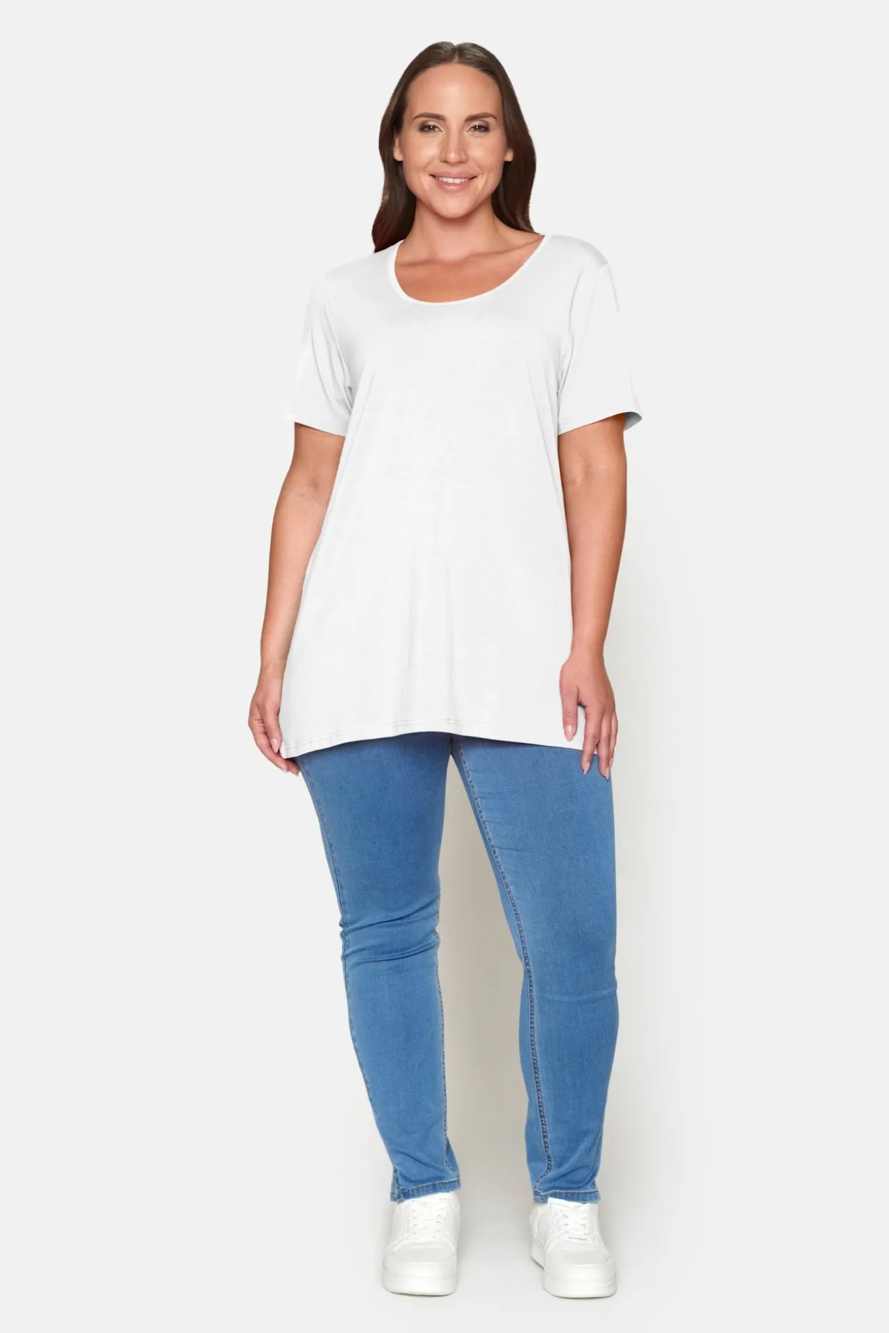 basis_tshirt_i_afacon_med_3-6.webp Basis T-shirt I A-facon Med Korte ærmer - Hvid