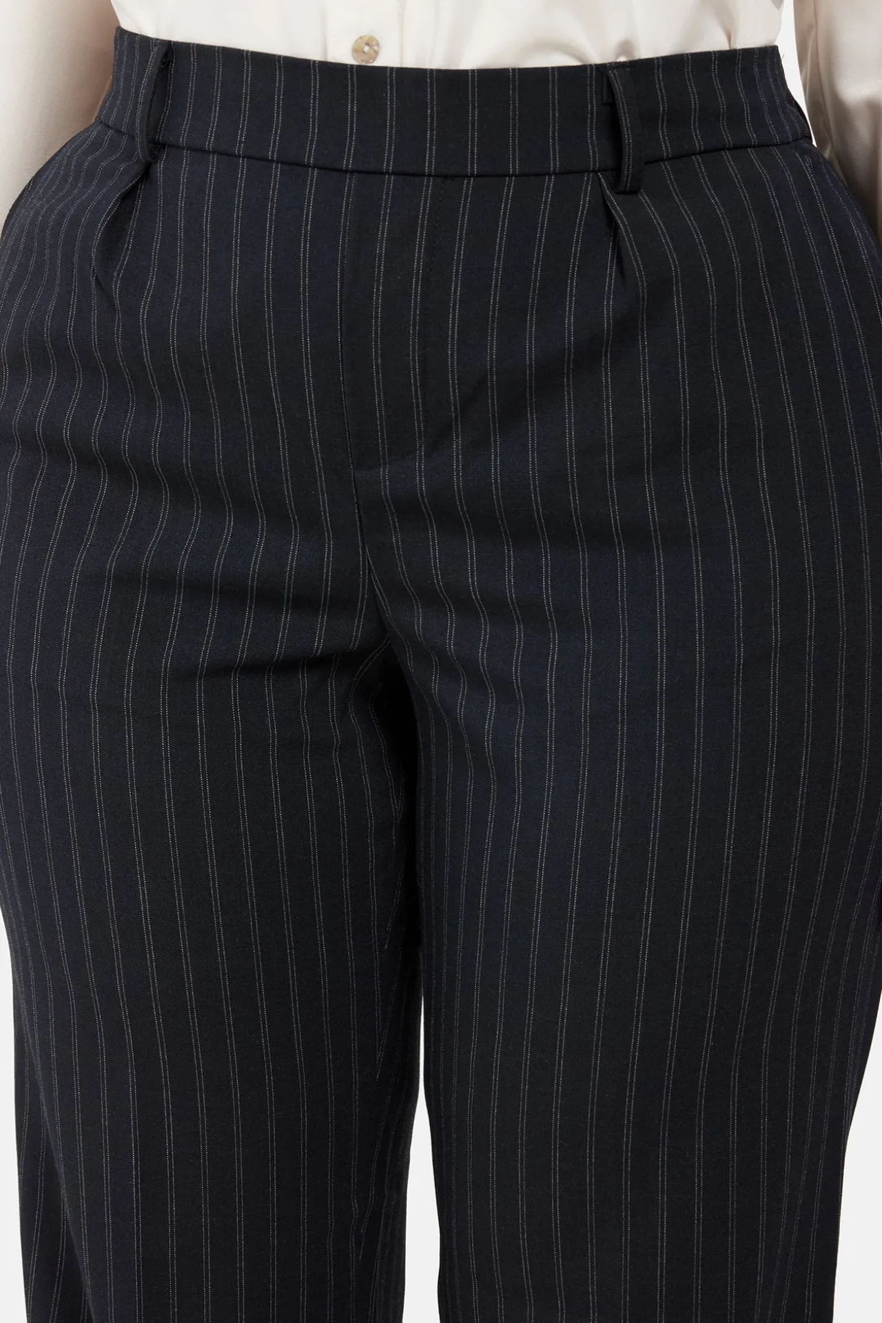 bukser__sort_pinstripe_1-1.webp Bukser - Sort Pinstripe