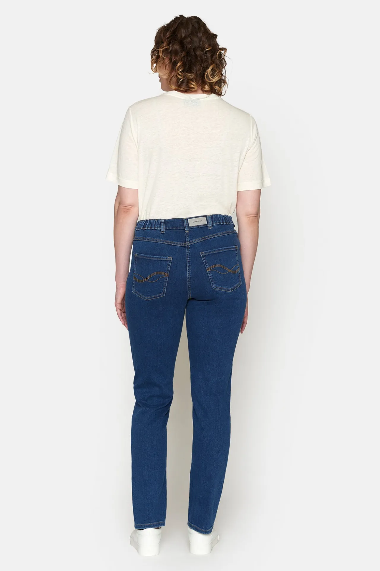 elisabeth_jeans__blue_den_3.webp Elisabeth Jeans - Blue denim - Curvy fit