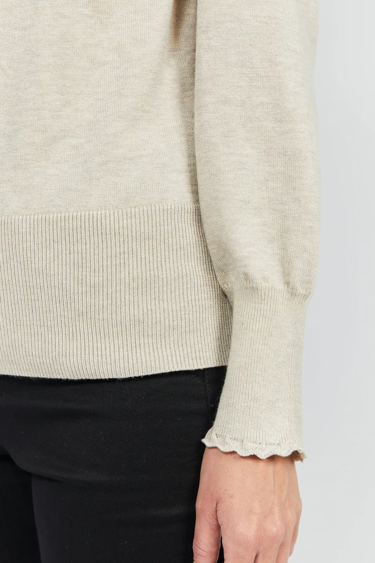 pullover_med_pufrmer__rai_1.webp Pullover Med Pufærmer - Rainy Day Melange