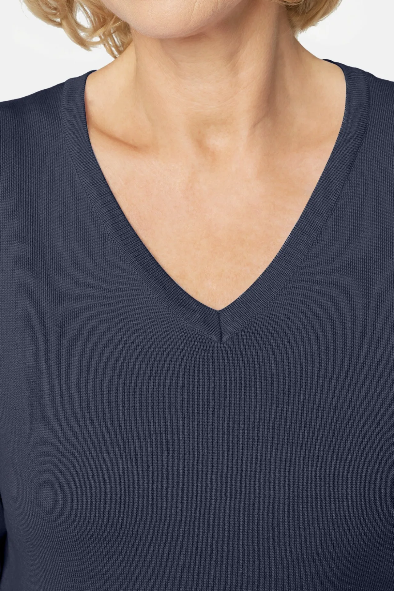 pullover_med_vhals__midni_1.webp Pullover Med V-hals - Midnight Blue