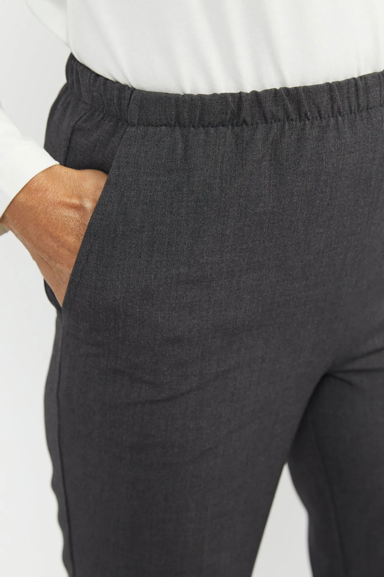 sofie_bukser_med_elastikb_1-2.webp Sofie Bukser Med Elastikbånd I Taljen - Grey mel - Slim fit