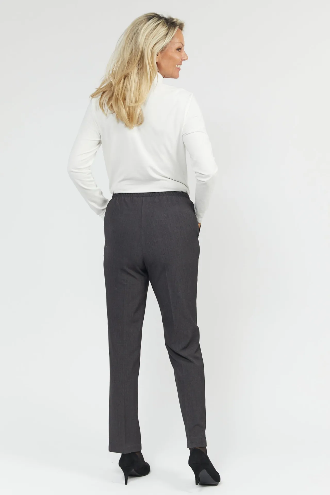 sofie_bukser_med_elastikb_3-2.webp Sofie Bukser Med Elastikbånd I Taljen - Grey mel - Slim fit