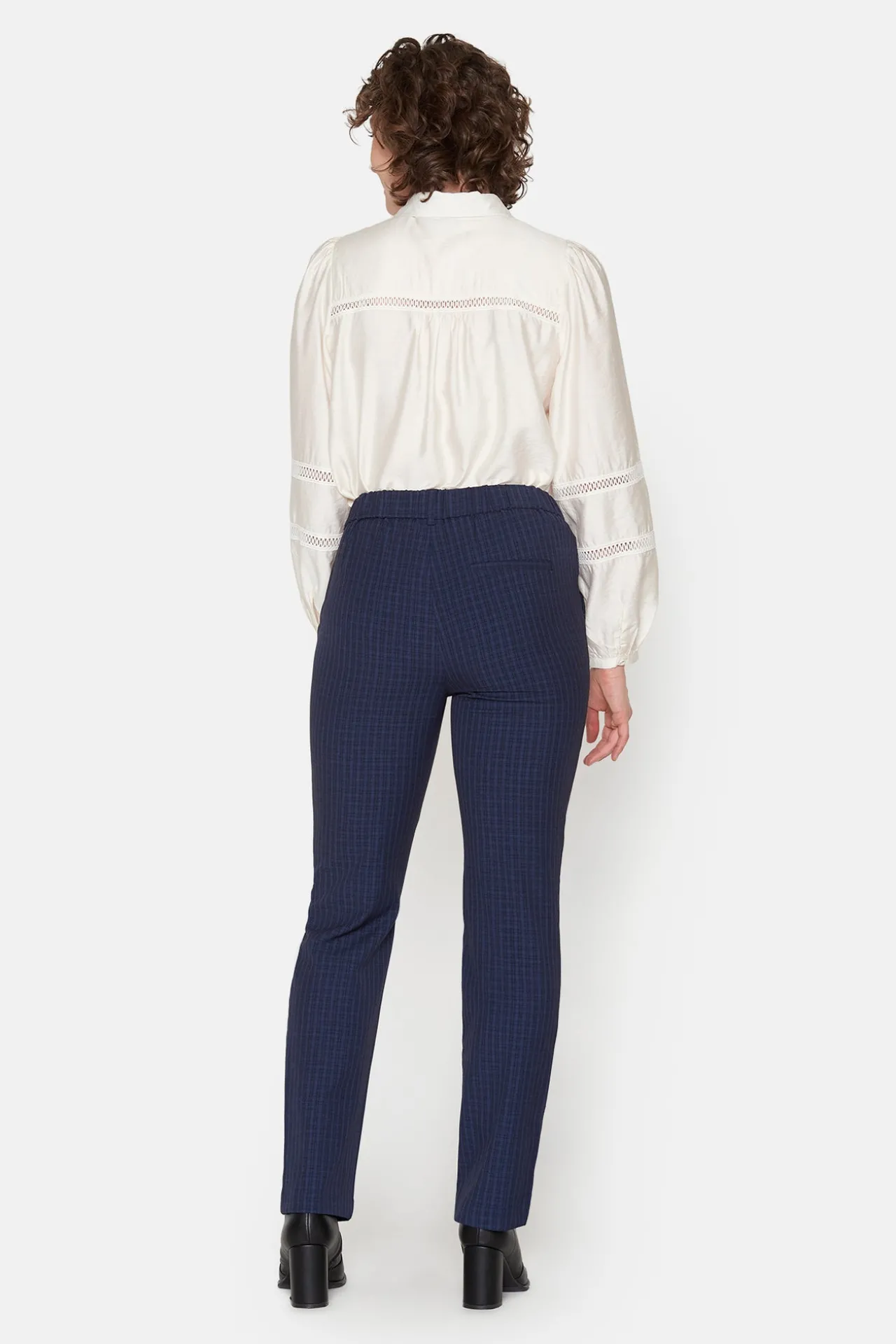 sofie_bukser_med_elastikb_3-7.webp Sofie Bukser Med Elastikbånd I Taljen - Midnight Blue - Slim fit